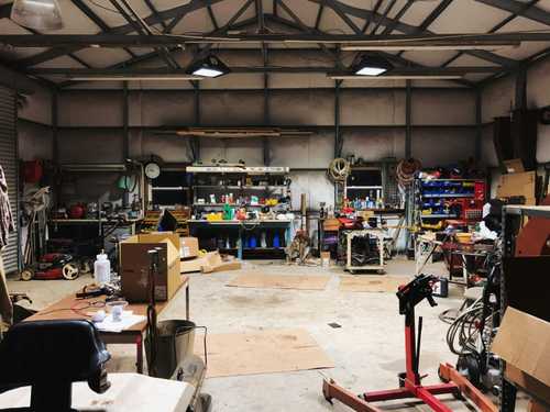 Foto av a garage fyllt med prylar